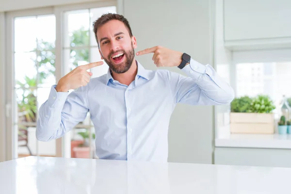 Hombre Negocios Guapo Sonriendo Confiado Mostrando Señalando Con Los Dedos — Foto de Stock