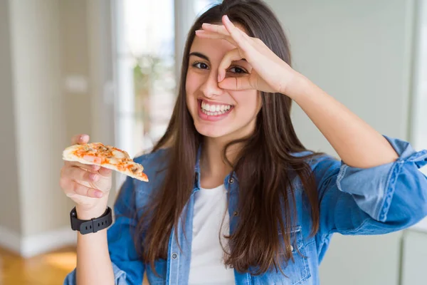 Piękna Młoda Kobieta Jedzenie Kawałek Pysznej Pizzy Szczęśliwy Twarz Uśmiechający — Zdjęcie stockowe