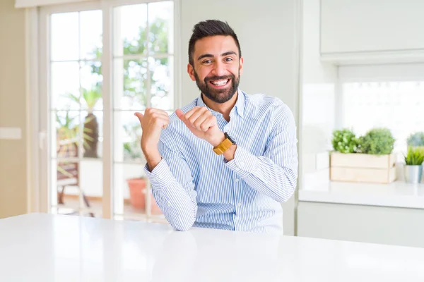 Bonito Homem Negócios Hispânico Apontando Para Trás Com Mão Polegares — Fotografia de Stock