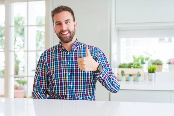 Hombre Guapo Vistiendo Una Camisa Colorida Haciendo Gesto Feliz Con — Foto de Stock