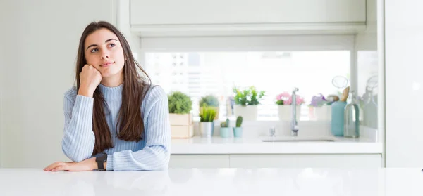 Vidvinkel Bild Vackra Unga Kvinna Som Sitter Vitt Bord Hemma — Stockfoto