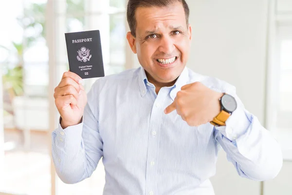 Hombre Mediana Edad Sosteniendo Pasaporte Estados Unidos Con Cara Sorpresa — Foto de Stock
