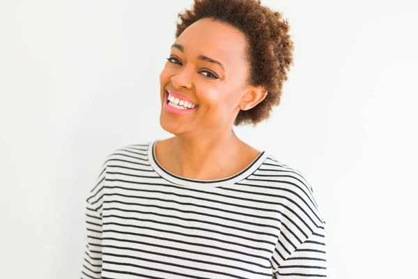 Linda Jovem Afro Americana Sorrindo Confiante Para Câmera Mostrando Dentes — Fotografia de Stock