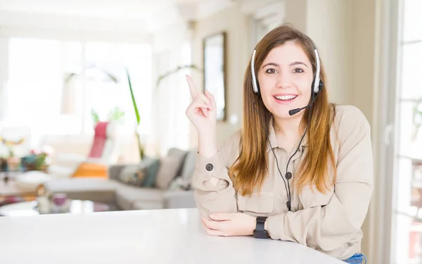 Hermosa Mujer Operadora Joven Con Auriculares Oficina Con Una Gran — Foto de Stock