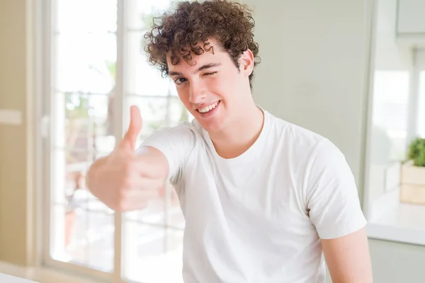 Joven Hombre Guapo Usando Una Camiseta Blanca Haciendo Gesto Feliz —  Fotos de Stock