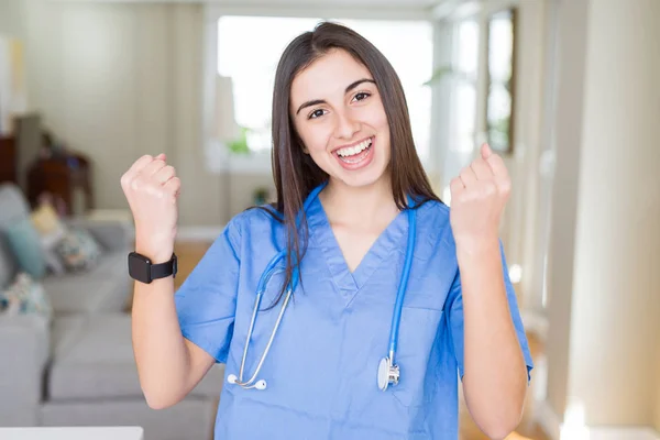 Schöne Junge Krankenschwester Uniform Und Stethoskop Der Klinik Feiert Überrascht — Stockfoto