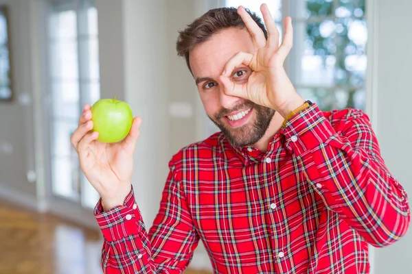 Beau Homme Mangeant Pomme Verte Fraîche Saine Avec Visage Heureux — Photo