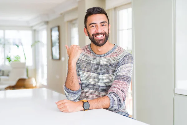 Bonito Homem Hispânico Vestindo Camisola Casual Casa Sorrindo Com Rosto — Fotografia de Stock