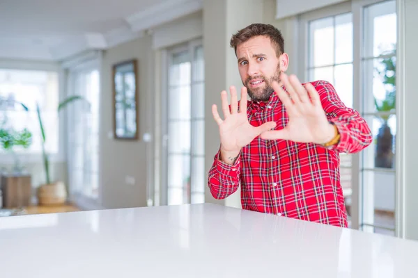 Hombre Guapo Vistiendo Camisa Colorida Asustado Aterrorizado Con Expresión Del — Foto de Stock