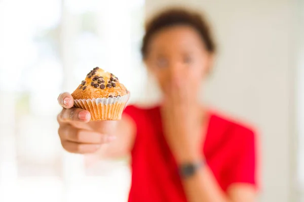 Junge Afrikanisch Amerikanische Frau Isst Schokoladenchips Muffins Bedecken Mund Mit — Stockfoto