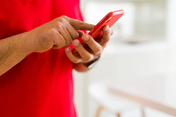 Close Van Middelbare Leeftijd Man Handen Smartphone Thuis Gebruiken — Stockfoto