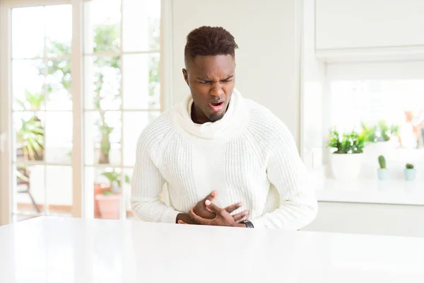 Knappe Afro Amerikaanse Man Witte Tafel Met Hand Maag Omdat — Stockfoto