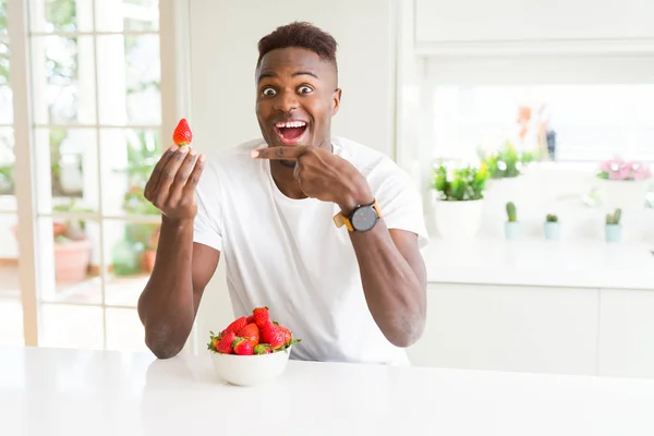 Afroamerické Muže Jíst Čerstvé Zdravé Jahody Velmi Šťastný Ukázal Rukou — Stock fotografie