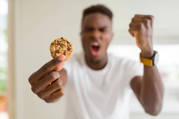 Jeune Homme Afro Américain Mangeant Des Biscuits Aux Pépites Chocolat — Photo