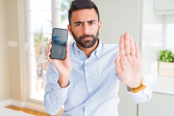 Hombre Negocios Hispano Guapo Mostrando Pantalla Del Teléfono Inteligente Con —  Fotos de Stock