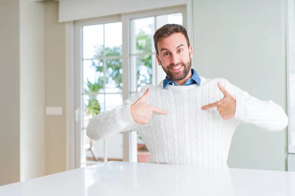 Knappe Man Dragen Casual Trui Zoek Vertrouwen Met Glimlach Het — Stockfoto