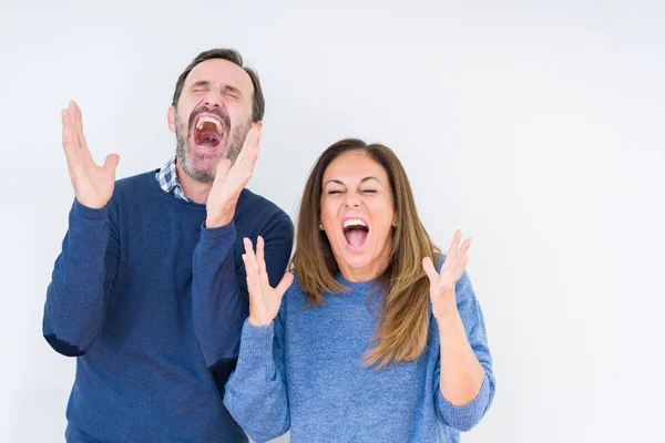 Vackra Medelålders Par Kärlek Över Isolerade Bakgrund Firar Mad Och — Stockfoto