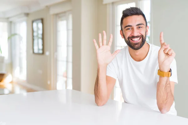 Hombre Hispano Guapo Casual Camiseta Blanca Casa Mostrando Apuntando Hacia — Foto de Stock