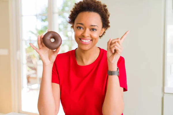 Jeune Femme Afro Américaine Mangeant Beignet Chocolat Très Heureux Pointant — Photo