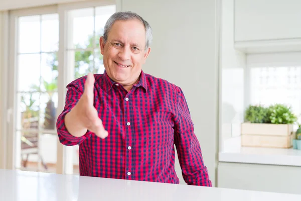 Hombre Mayor Guapo Casa Sonriendo Amistoso Ofreciendo Apretón Manos Como — Foto de Stock