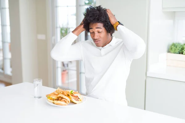 Africká Americká Hladový Člověk Jíst Hamburger Oběd Trpí Bolest Hlavy — Stock fotografie