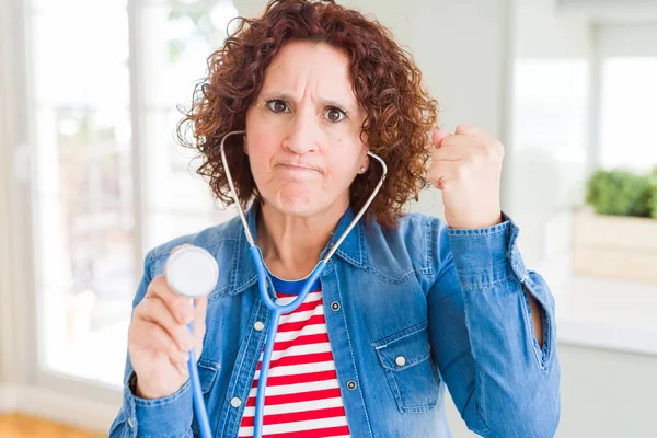 Seniorin Überprüft Gesundheit Mit Stethoskop Genervt Und Frustriert Schreit Vor — Stockfoto