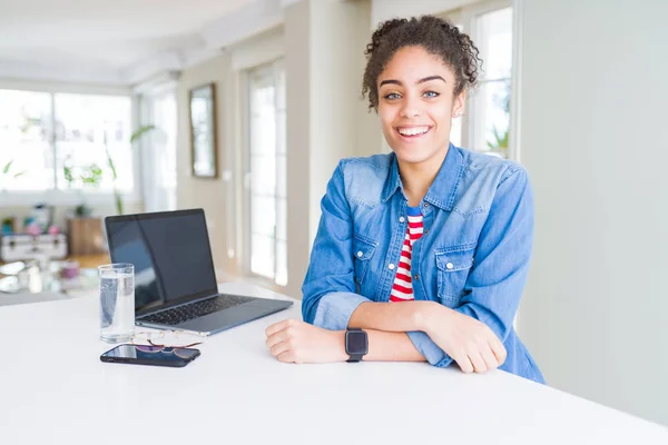 年轻的非洲裔美国女商人使用电脑笔记本电脑工作与一个快乐和冷静的笑容在脸上 幸运的人 — 图库照片