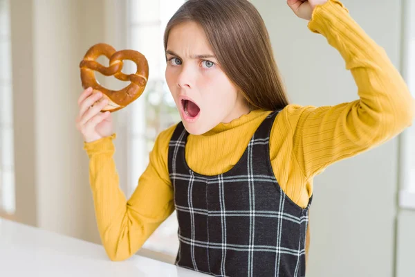 Krásná Mladá Dívka Dítě Jíst Německé Občerstvení Preclík Solený Naštvaný — Stock fotografie