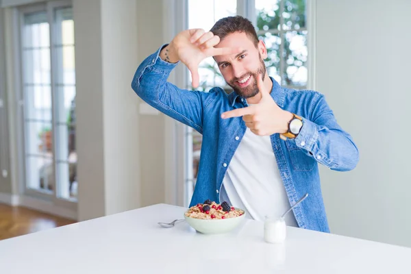 Hombre Guapo Comiendo Cereales Para Desayuno Casa Sonriendo Haciendo Marco — Foto de Stock