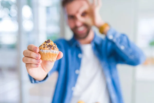 Hombre Guapo Comiendo Chips Chocolate Muffin Con Cara Feliz Sonriendo — Foto de Stock