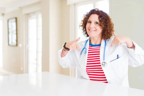 Senior Doctor Woman Wearing Medical Robe Clinic Looking Confident Smile — Stock Photo, Image