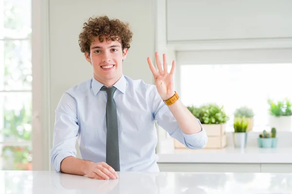 Junger Geschäftsmann Trägt Eine Krawatte Und Zeigt Mit Finger Nummer — Stockfoto