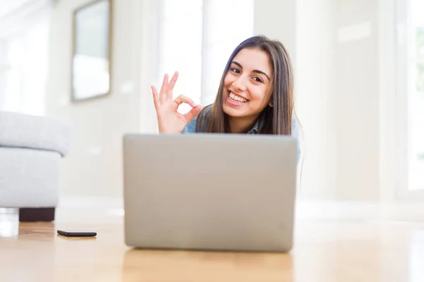 Beautiful Young Woman Laying Floor Using Laptop Doing Sign Fingers — Stock Photo, Image