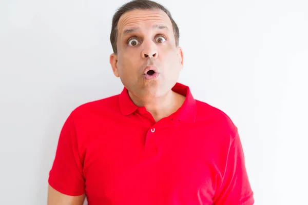 Middelbare Leeftijd Man Met Rode Shirt Witte Muur Bang Geschokt — Stockfoto