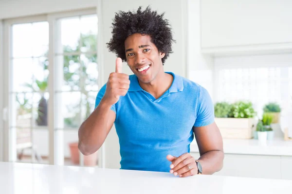 Hombre Afroamericano Casa Haciendo Gesto Feliz Con Mano Aprobar Expresión —  Fotos de Stock