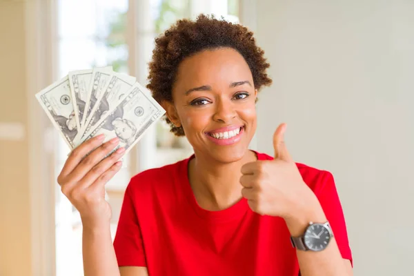 Jovem Afro Americana Segurando Notas Bancárias Vinte Dólares Feliz Com — Fotografia de Stock