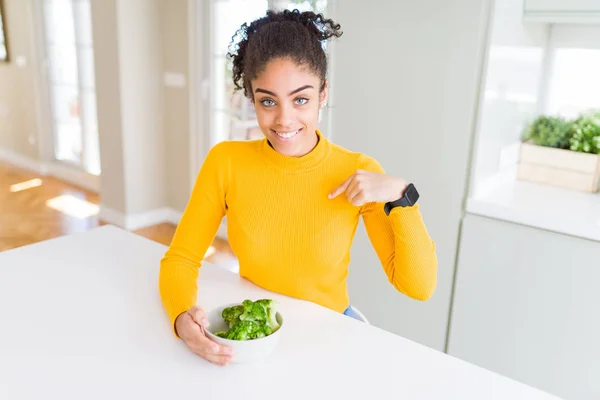 Jovem Afro Americana Comendo Brócolis Verde Quente Com Rosto Surpresa — Fotografia de Stock