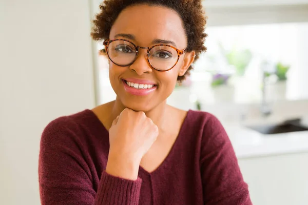 Jovem Mulher Africana Bonita Com Cabelo Afro Usando Óculos — Fotografia de Stock