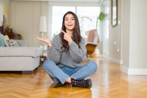 Joven Hermosa Mujer Sentada Suelo Casa Sorprendida Sonriendo Cámara Mientras —  Fotos de Stock