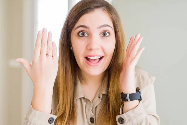 Hermosa Joven Que Muestra Anillo Compromiso Mano Muy Feliz Emocionado —  Fotos de Stock