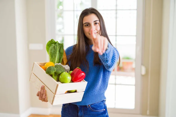 美しい若い女性保持木製ボックス カメラと指で指している健康的な食料品でいっぱい 手に署名 正面からポジティブで自信のジェスチャー — ストック写真