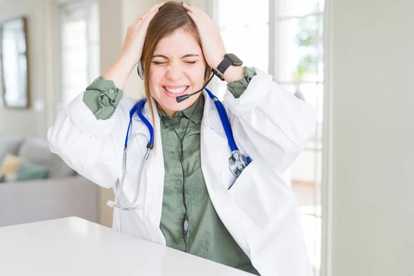 Hermosa Mujer Doctora Joven Con Auriculares Que Sufren Dolor Cabeza —  Fotos de Stock