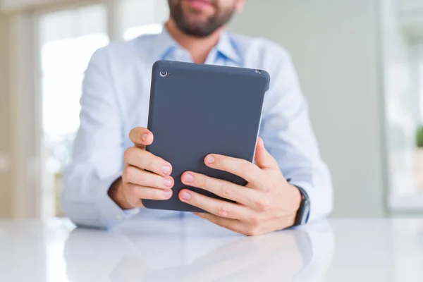 Primer plano de las manos del hombre usando la tableta y sonriendo —  Fotos de Stock