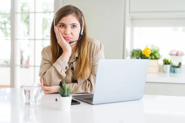 Linda Jovem Operadora Mulher Trabalhando Com Laptop Usando Headseat Pensando — Fotografia de Stock