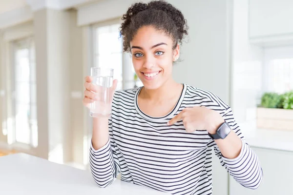 Joven Afroamericana Chica Bebiendo Vaso Agua Fresca Con Cara Sorpresa — Foto de Stock