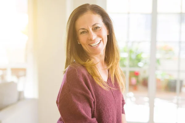 Bela Mulher Meia Idade Sorrindo Casa — Fotografia de Stock