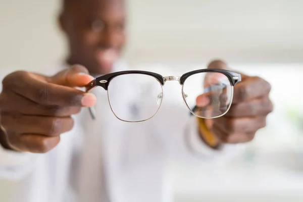 African American Optiian Man Holding Och Visar Glasögon Objektiv Till — Stockfoto
