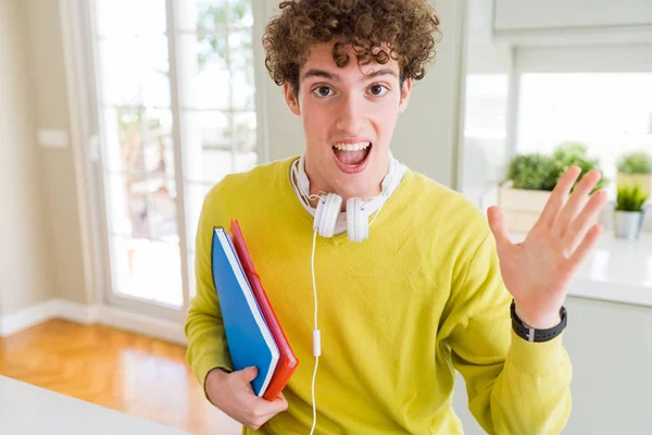 Jovem Estudante Vestindo Fones Ouvido Segurando Cadernos Muito Feliz Animado — Fotografia de Stock