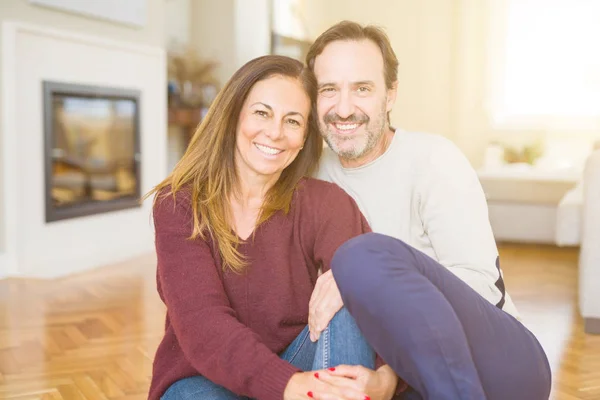 Bella Coppia Romantica Seduti Insieme Sul Pavimento Casa — Foto Stock