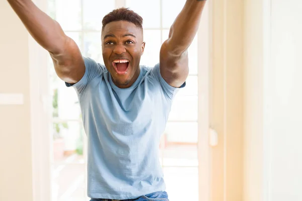 アフリカ系アメリカ人は 笑顔できてうれしいので非常に興奮して祝う成功と勝利を叫んで 陽気な — ストック写真